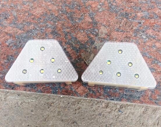 三角形太阳能轮廓灯