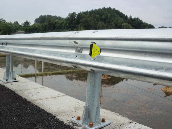 波型护栏轮廓标