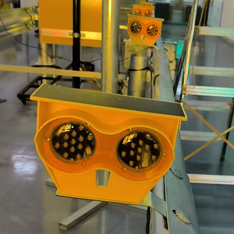 护栏太阳能警示灯